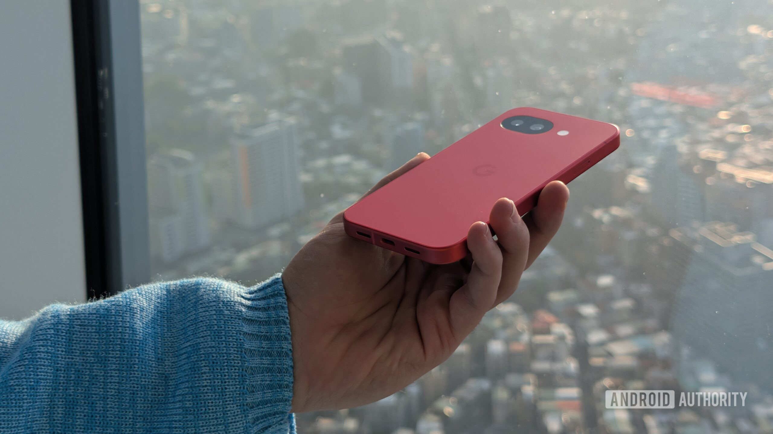 Baga vermelha do Google Pixel 10a na mão Baga vermelha do Google Pixel 10a na mão