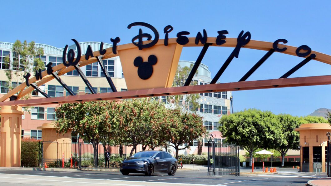 Imagem mostra a entrada do Walt Disney Studios em Burbank, Califórnia.
