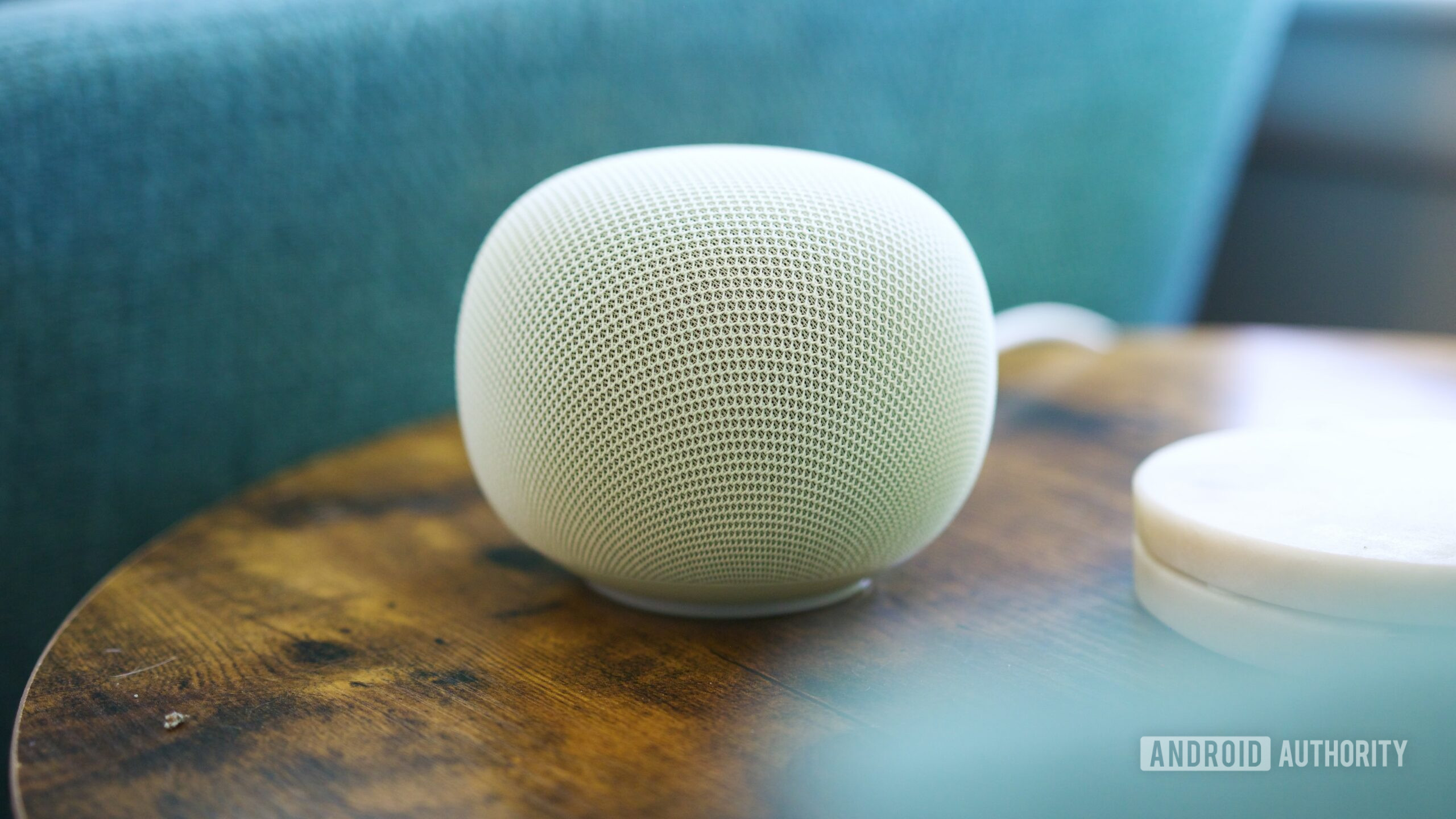 análise do alto-falante doméstico do Google 12 Alto-falante do Google Home sentado em uma mesa final.
