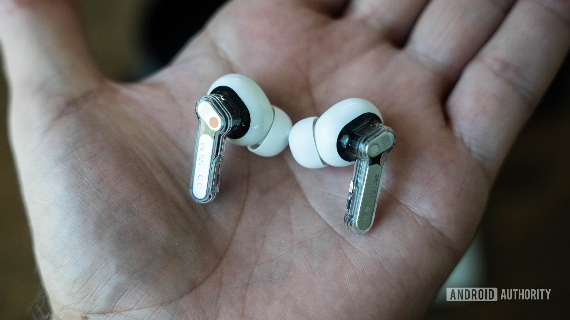 Nothing Ear 3 fones de ouvido nas mãos de um homem Nothing Ear 3 fones de ouvido nas mãos de um homem