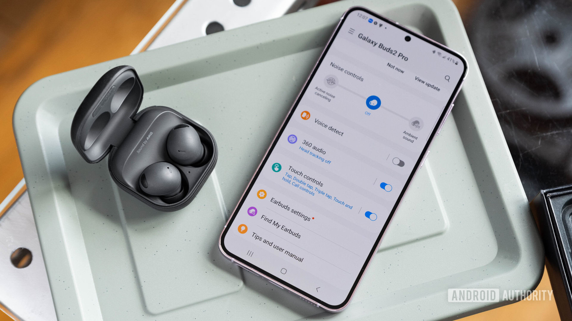 Os fones de ouvido e estojo Samsung Galaxy Buds 2 Pro abrem ao lado de um Samsung Galaxy Buds 23 Plus.